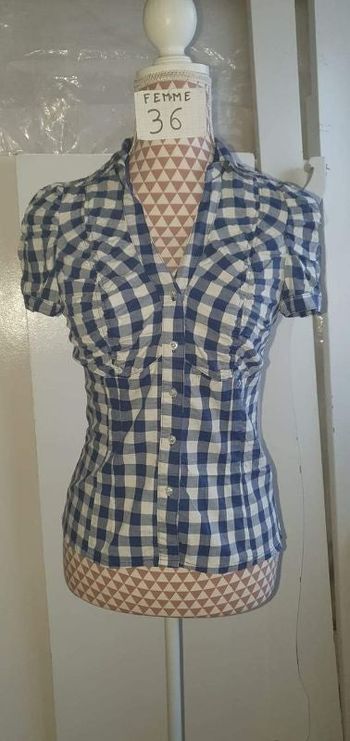 Chemise, bleu a carreaux blanc, en coton et elasthanne, en très très bon état, longueur 50cm,marque