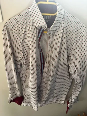 Chemise on the air blanche bleu bordeaux