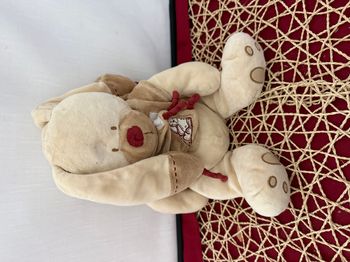 Peluche lapin NICOTOY Bastien veste marron bordeaux visage souriant