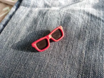 Broche vintage années 80 lunettes rouges plastique