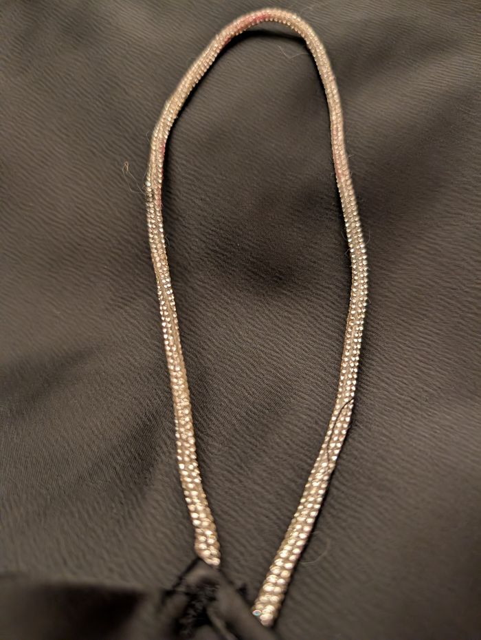 Robe de fête en satin noir avec bretelles strass - photo numéro 4