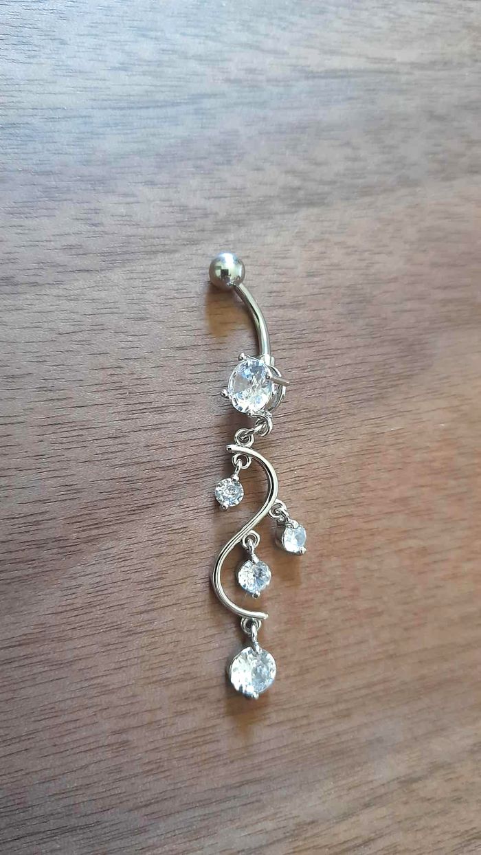 💧 Piercing nombril gouttes suspendues – neuf