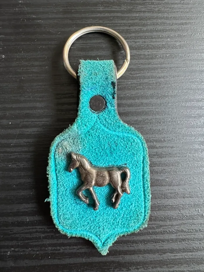 Porte clé en cuir cheval bleu