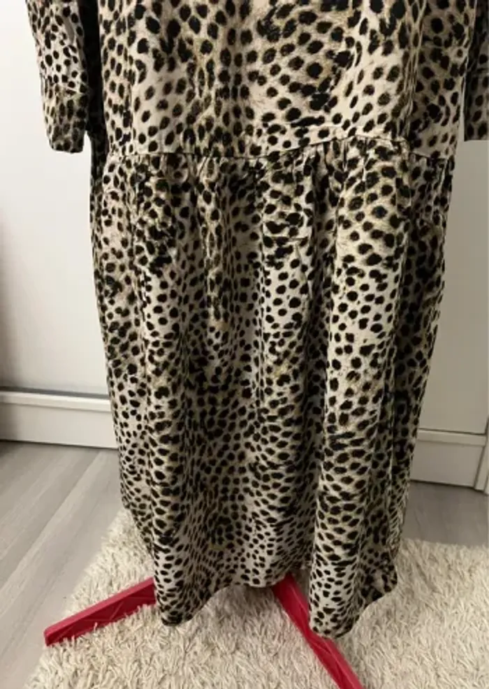 Robe chemise mi-longue léopard H&M - photo numéro 3