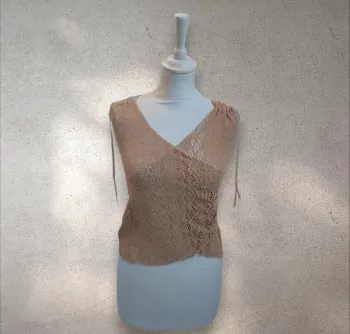 Top sans manche en dentelle beige taille S