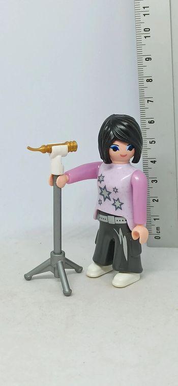 Femme chanteuse avec micro sur pied playmobil