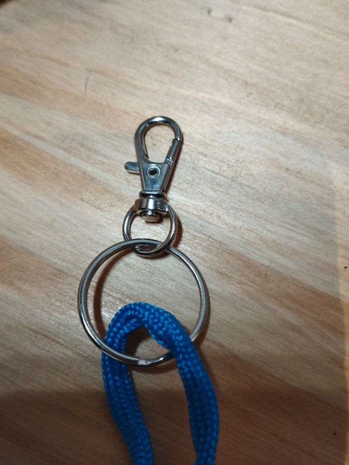 Porte clé en paracorde fait main bleu - photo numéro 3