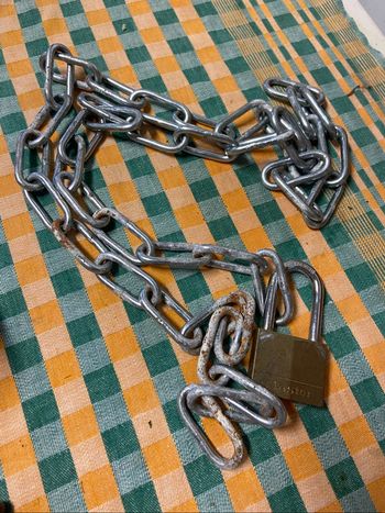 Chaîne argentée avec cadenas