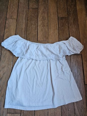 Haut dentelle épaules dénudées