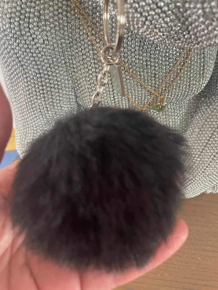 Porte clefs pompon noir fausse fourrure  maybelline état neuf - photo numéro 4