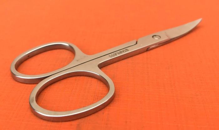 Paire de ciseaux à broder  Pointe de lame fine et courbée - photo numéro 2