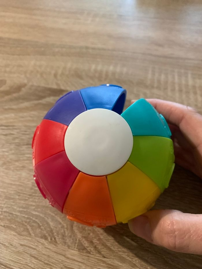 Balle tourbillonnante arc en ciel avec son de hochet playgo - photo numéro 6