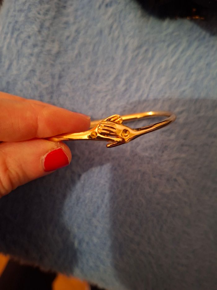 Bracelet doré mains - photo numéro 2