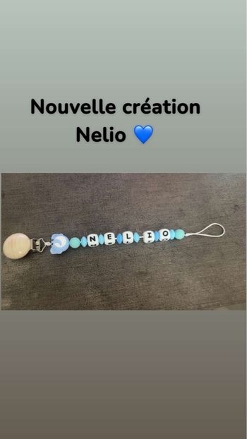 Coffret avec anneaux de dentition personnalisée.