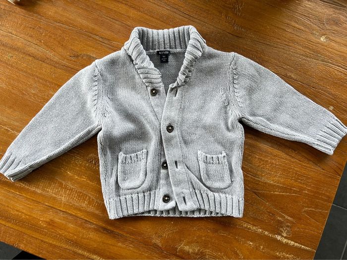 Gilet gris KIABI taille 9 mois