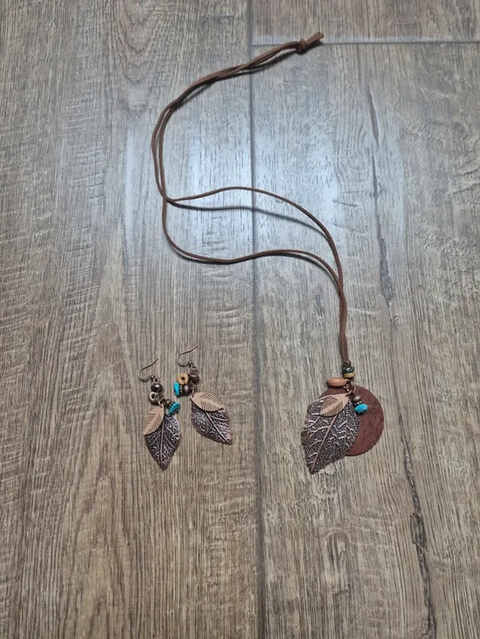 Magnifique ensemble collier et boucles d'oreilles assortie
