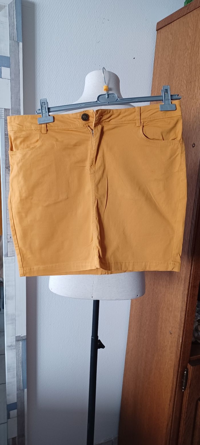 Très belle jupe courte femme T 46