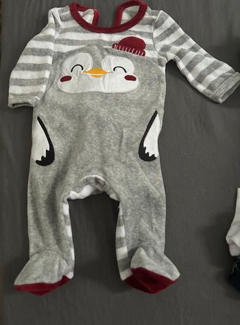 Vêtements jamais portés de 1 mois