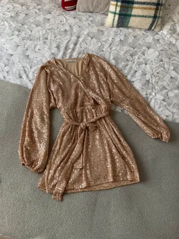 Robe rose pale à sequins