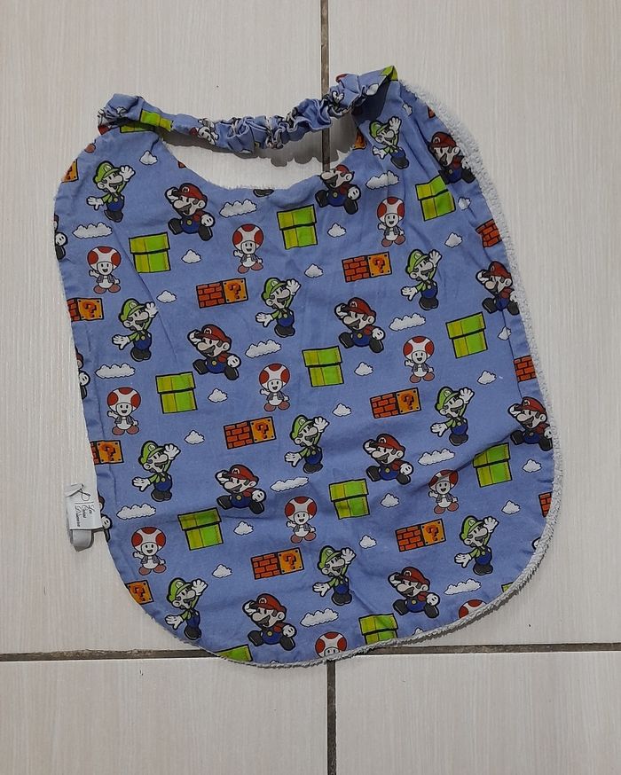 Serviette / bavoir Mario élastiqué
Bon état