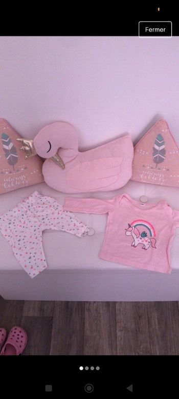 Lot d un  pyjama léger et d'une tenue été Hello Kitty taille 1-3 mois