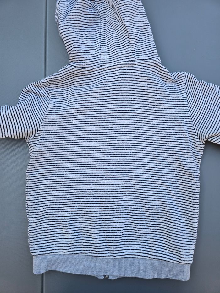 Pull sweat gilet zippé à capuche 5 ans garcon kiabi en tres bon etat - photo numéro 6