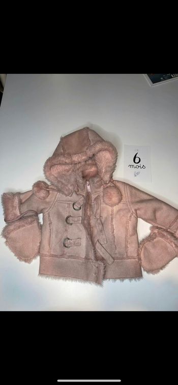 Manteau vieux rose avec capuche + moufle intégré - 6 mois - TBE