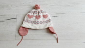 Vêtement fille bonnet blanc et rose motifs coeurs à pompon