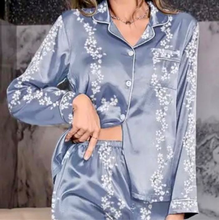* Pyjama femme bleu en satin imprimé fleur 🌷 blanche haut manche longue et pantalon cintré élastique - photo numéro 7