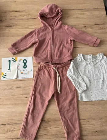 Ensemble de survêtement kiabi 18 mois avec t-shirt manches longues