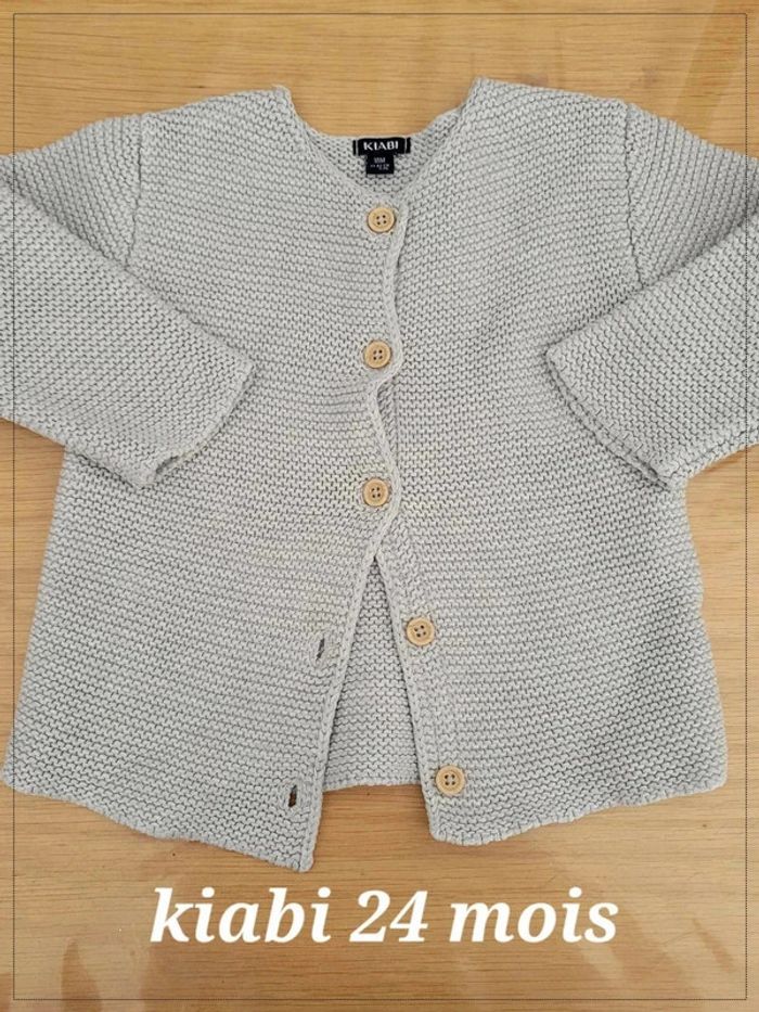 Gilet kiabi 18 mois mais taille grand 24 mois plutôt