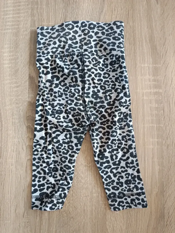 Ensemble haut t-shirt manches longues blanc Kiabi et legging imprimé léopard H&M bébé fille 6 mois - photo numéro 6