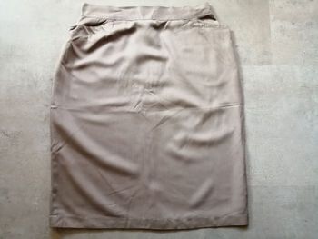 Jupe droite taupe 100% viscose.Largeur taille 34 cm,longueur 60 cm Taille 3