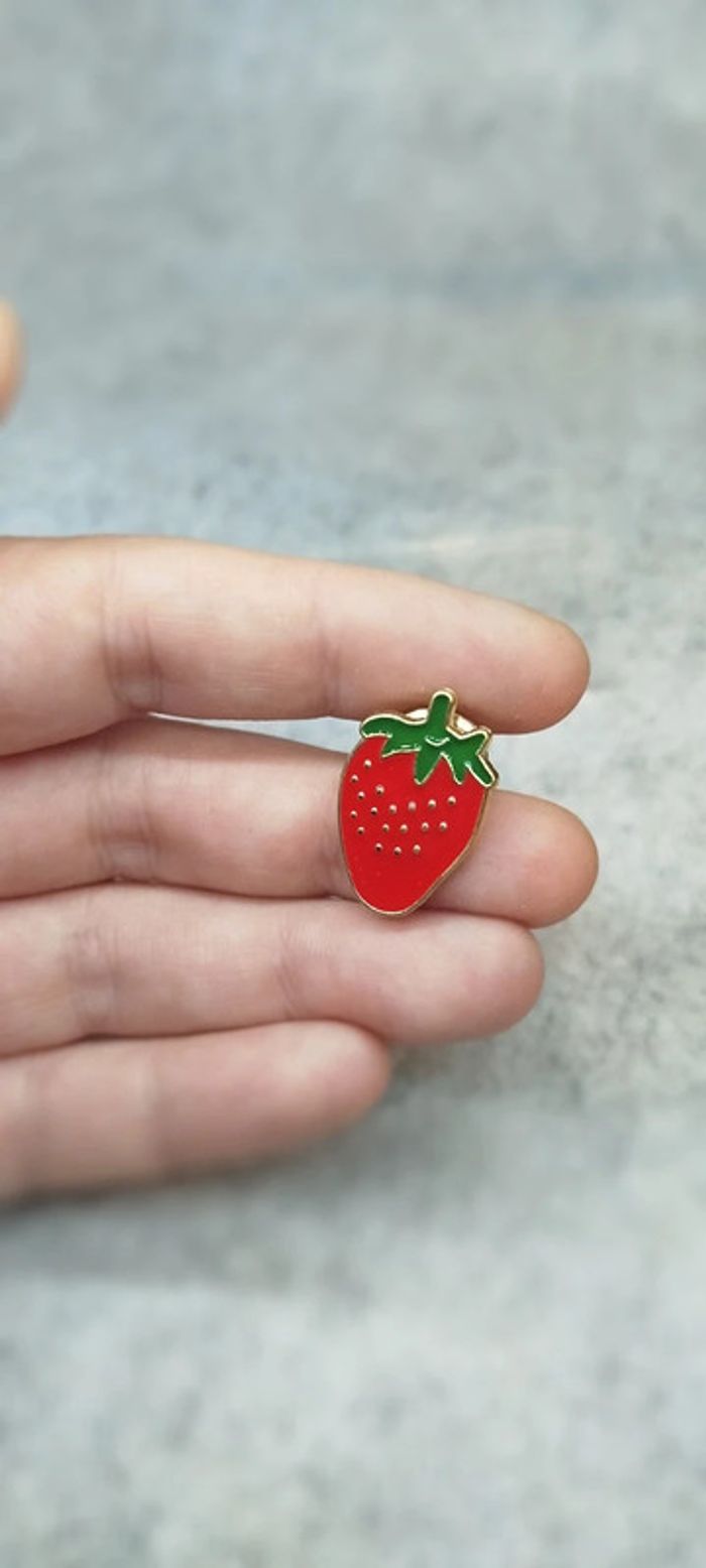 🍄 mini pin's fraise - photo numéro 2