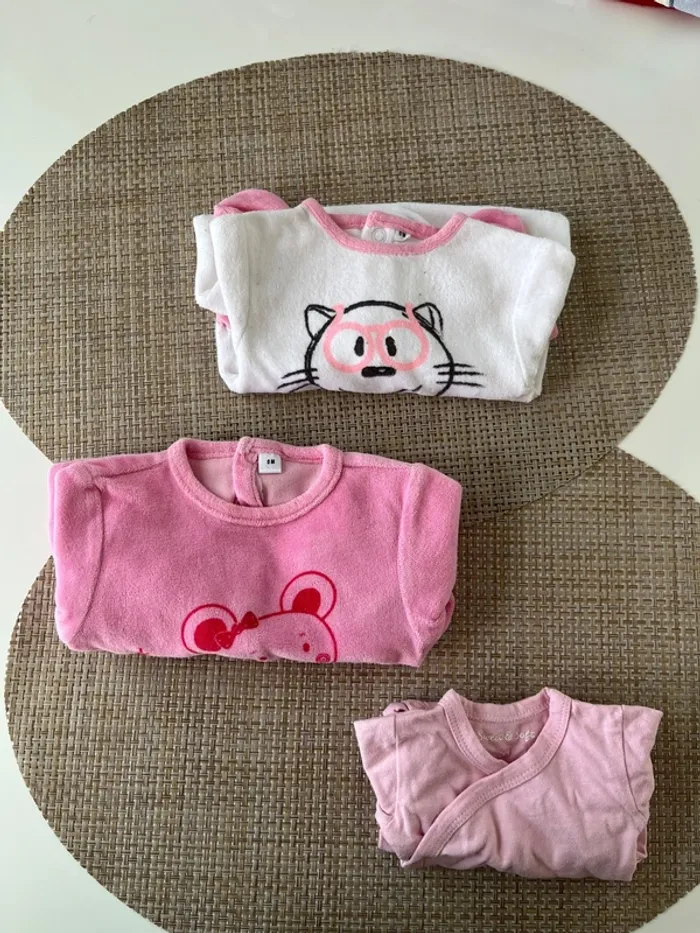 2 pyjamas et 1 body taille 0mois (naissance)