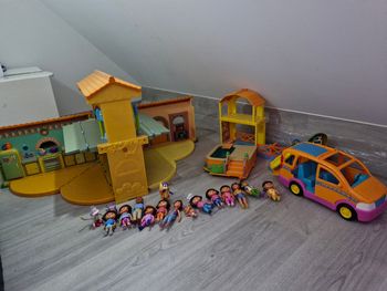 Maison dora + figurines+ piscine+ aire de jeux+van+ abri equestre