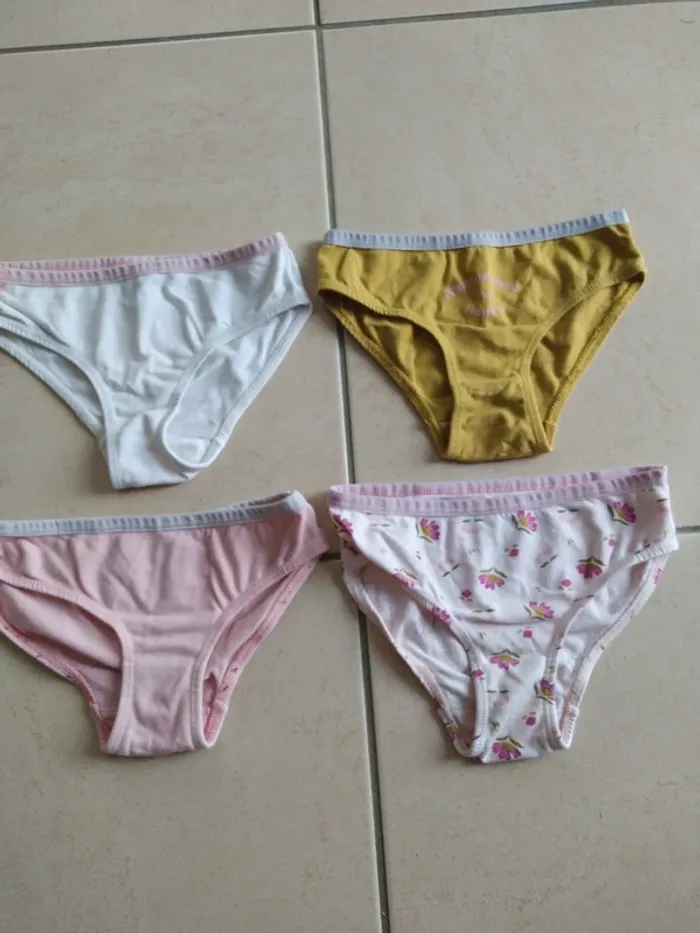 Lot de 4 slips culottes taille 5 ans marque tape à l'oeil