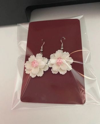 Boucles d’oreille fleurs crème
