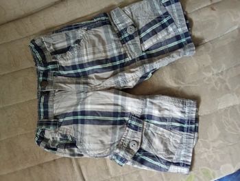 Short avec ceinture ajustable.