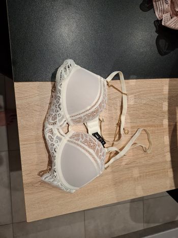 Soutient gorge blanc et bijou