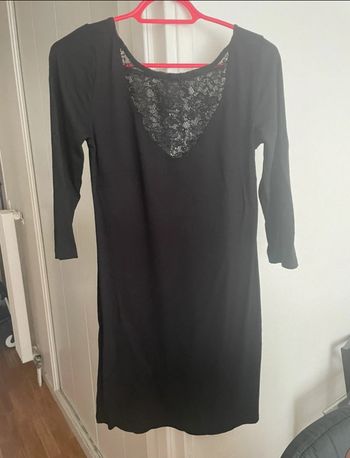 Petite robe noire avec broderie mango