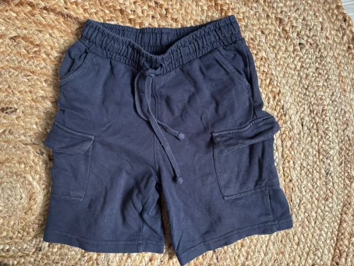 Short décontracté bleu marine 5-6 ans tbe