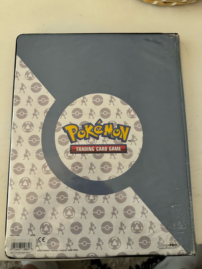 Album Pokémon avec cartes