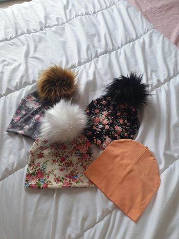 4 bonnets , tuques mpompon neufs !