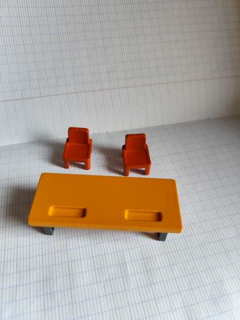 Bureau et deux chaises playmobil