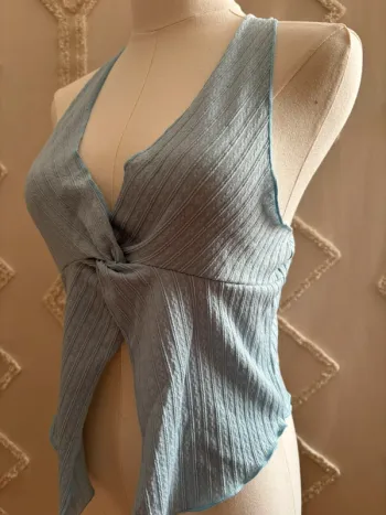 Top bleu clair texturé à nouer – dos nu style Y2K – taille S