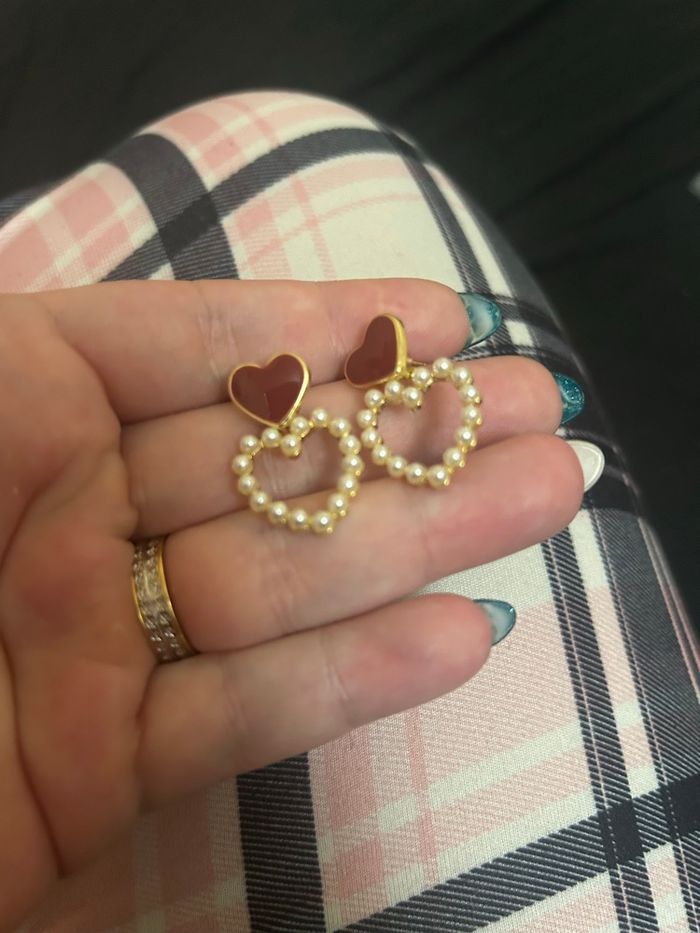 Boucles d’oreilles NEUVES pour femme forme de cœurs couleurs bordeaux et blanc nacré - photo numéro 4