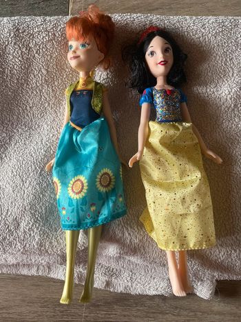 Deux poupées barbie Disney