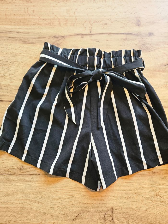 Short neuf taille 34 - photo numéro 2