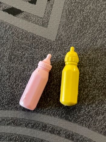 Lot de deux biberons bébé barbie